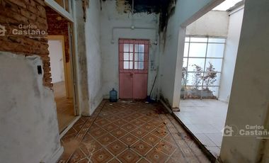 Casa en PB, 3 Amb. con Cochera y Patio (Ideal Mejoras o Uso Comercial)