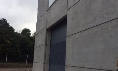 Nave Industrial en Cristobal Barritella y Calle del Canal - Alquiler -  Los Boulevares