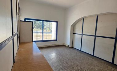 AMPLIO DEPOSITO CON Y TERRENO AMPLIO SOBRE JUAN B. JUSTO!