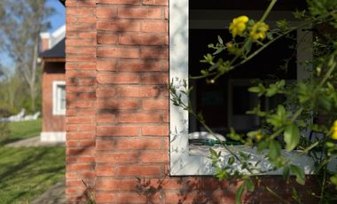 ¡Inolvidable casa quinta en el corazón del barrio más encantador y sereno de la ciudad de Lobos