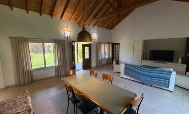 ¡Inolvidable casa quinta en el corazón del barrio más encantador y sereno de la ciudad de Lobos