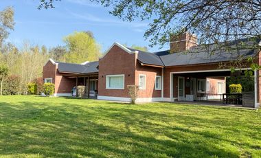 ¡Inolvidable casa quinta en el corazón del barrio más encantador y sereno de la ciudad de Lobos