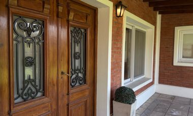 ¡Inolvidable casa quinta en el corazón del barrio más encantador y sereno de la ciudad de Lobos