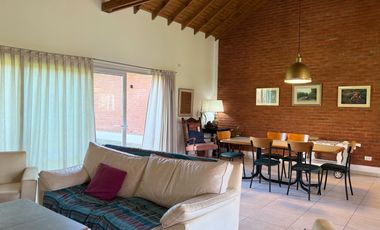 ¡Inolvidable casa quinta en el corazón del barrio más encantador y sereno de la ciudad de Lobos