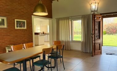 ¡Inolvidable casa quinta en el corazón del barrio más encantador y sereno de la ciudad de Lobos