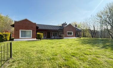 ¡Inolvidable casa quinta en el corazón del barrio más encantador y sereno de la ciudad de Lobos