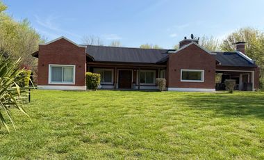 ¡Inolvidable casa quinta en el corazón del barrio más encantador y sereno de la ciudad de Lobos