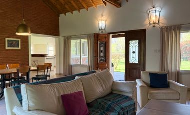 ¡Inolvidable casa quinta en el corazón del barrio más encantador y sereno de la ciudad de Lobos