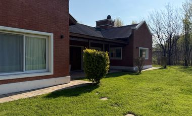 ¡Inolvidable casa quinta en el corazón del barrio más encantador y sereno de la ciudad de Lobos