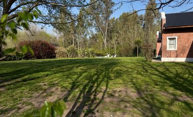 ¡Inolvidable casa quinta en el corazón del barrio más encantador y sereno de la ciudad de Lobos