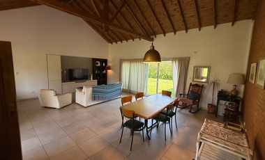 ¡Inolvidable casa quinta en el corazón del barrio más encantador y sereno de la ciudad de Lobos