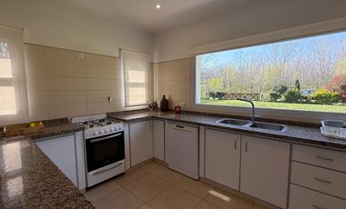 ¡Inolvidable casa quinta en el corazón del barrio más encantador y sereno de la ciudad de Lobos