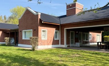 ¡Inolvidable casa quinta en el corazón del barrio más encantador y sereno de la ciudad de Lobos