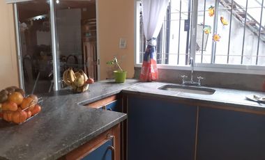 Casa mas departamento. En Block Oportunidad. La calle ex 230 al 1100