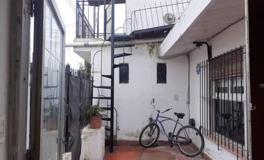 Casa mas departamento. En Block Oportunidad. La calle ex 230 al 1100