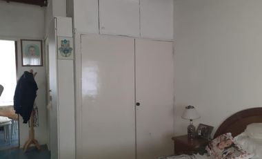 Casa mas departamento. En Block Oportunidad. La calle ex 230 al 1100