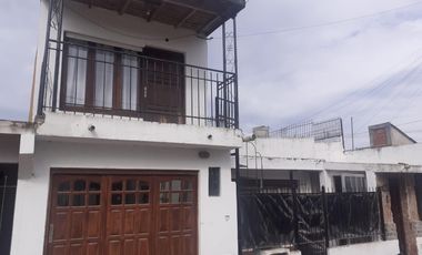 Casa mas departamento. En Block Oportunidad. La calle ex 230 al 1100