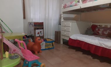 Casa mas departamento. En Block Oportunidad. La calle ex 230 al 1100