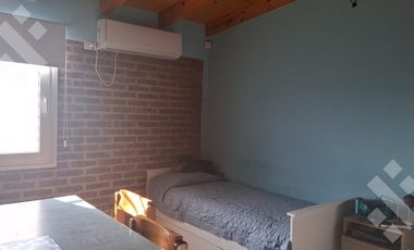 Venta casa 2 dormitorios con pileta - B° Sarmiento, Centenario, Neuquén