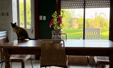 ¡Se vende encantadora casa en Roque Pérez, con todos los servicios!