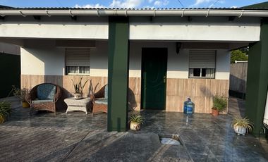 ¡Se vende encantadora casa en Roque Pérez, con todos los servicios!