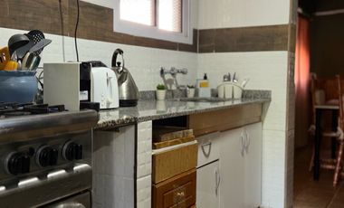 ¡Se vende encantadora casa en Roque Pérez, con todos los servicios!