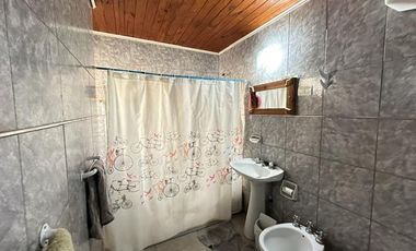 ¡Se vende encantadora casa en Roque Pérez, con todos los servicios!