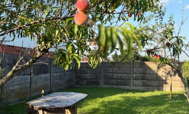 ¡Se vende encantadora casa en Roque Pérez, con todos los servicios!