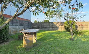 ¡Se vende encantadora casa en Roque Pérez, con todos los servicios!