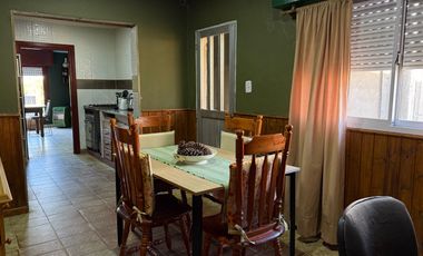 ¡Se vende encantadora casa en Roque Pérez, con todos los servicios!