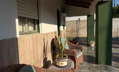 ¡Se vende encantadora casa en Roque Pérez, con todos los servicios!