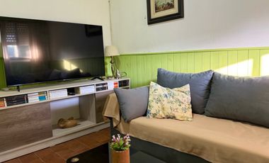 ¡Se vende encantadora casa en Roque Pérez, con todos los servicios!