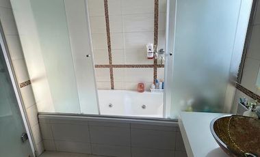 Hermosa casa con piscina sobre lote interno