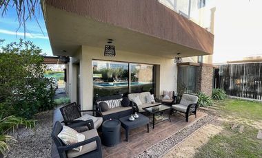 Hermosa casa con piscina sobre lote interno