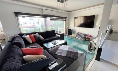 Hermosa casa con piscina sobre lote interno