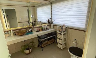 Hermosa casa con piscina sobre lote interno