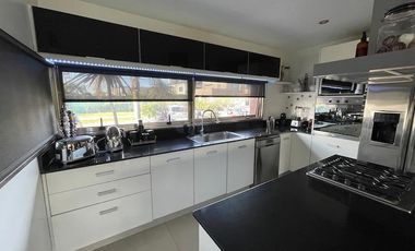 Hermosa casa con piscina sobre lote interno