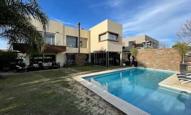 Hermosa casa con piscina sobre lote interno