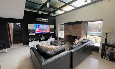 Hermosa casa con piscina sobre lote interno