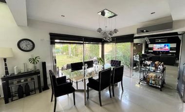 Hermosa casa con piscina sobre lote interno