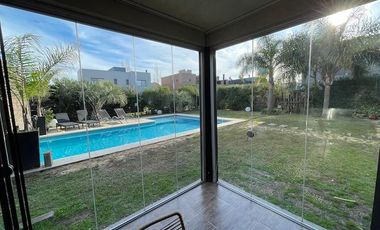 Hermosa casa con piscina sobre lote interno