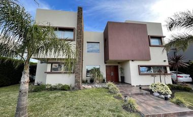 Hermosa casa con piscina sobre lote interno