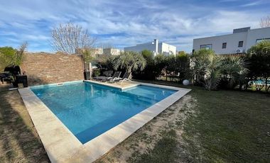 Hermosa casa con piscina sobre lote interno