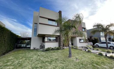 Hermosa casa con piscina sobre lote interno