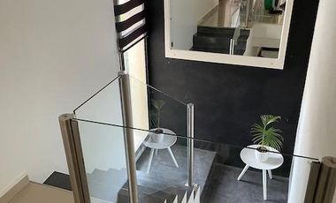 Hermosa casa con piscina sobre lote interno