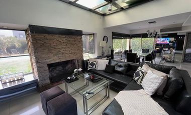 Hermosa casa con piscina sobre lote interno