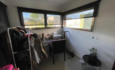 Hermosa casa con piscina sobre lote interno