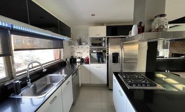 Hermosa casa con piscina sobre lote interno