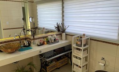 Hermosa casa con piscina sobre lote interno