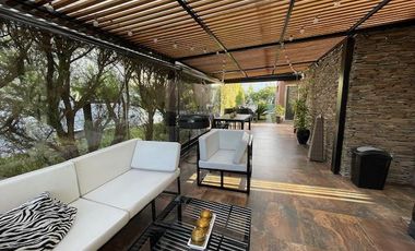 Hermosa casa con piscina sobre lote interno